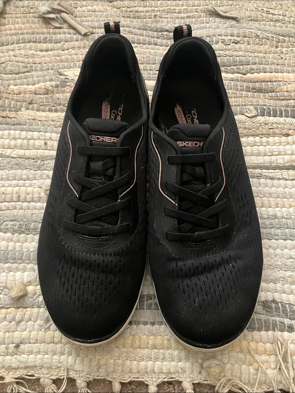 Good condition Skechers sneakers Size 6